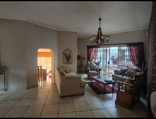 4 BEDROOM HOUSE FOR SALE IN OVERKRUIN